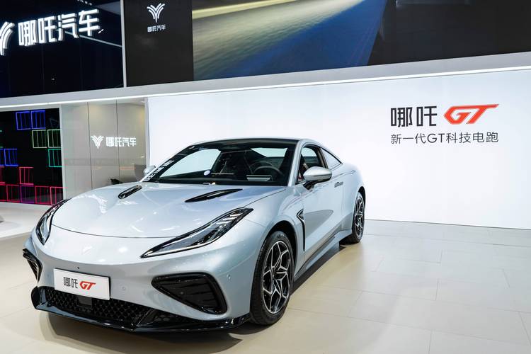 广州211哪吒汽车在智能汽车领域的表现，领途汽车在新能源汽车市场中的影响力